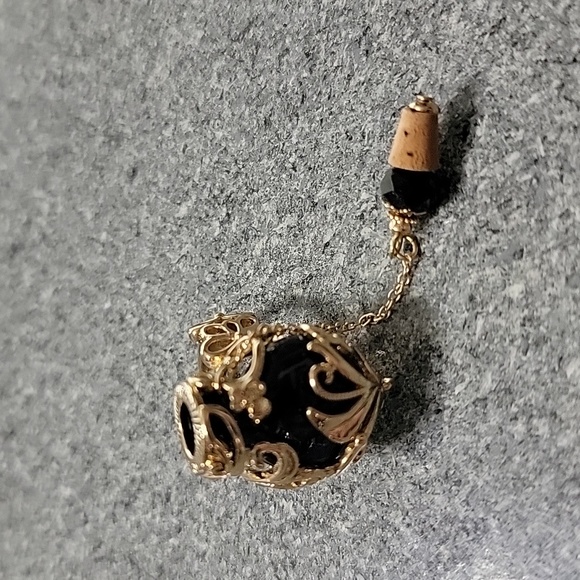 New without tags, Adjustable size Poison bottle ring Goldtone and black glass - Picture 2 of 4